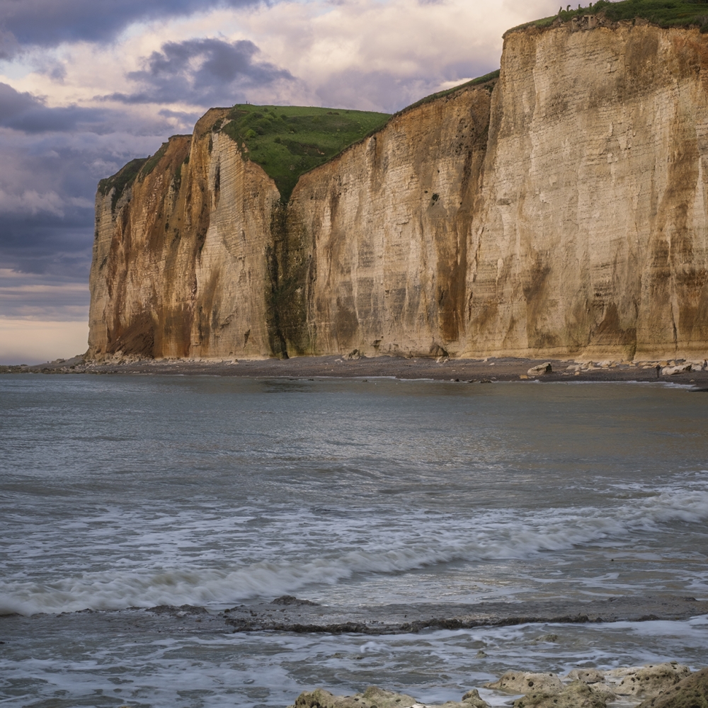 De kliffen van Saint-Pierre in Normandië in het late voorjaarslicht.