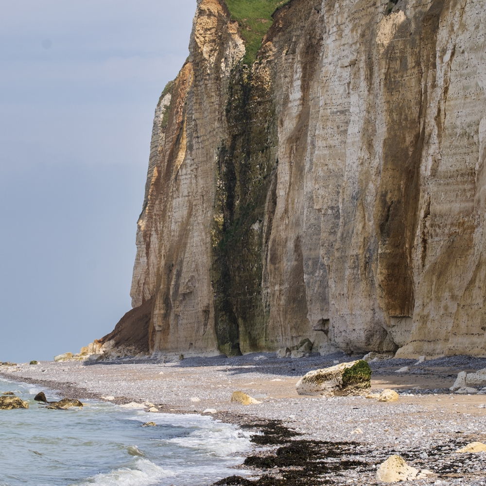 Steile kliffen aan de kust bij Saint-Pierre in Normandië.