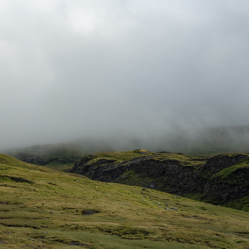 De Vikafjell in Noorwegen ligt in de wolken.