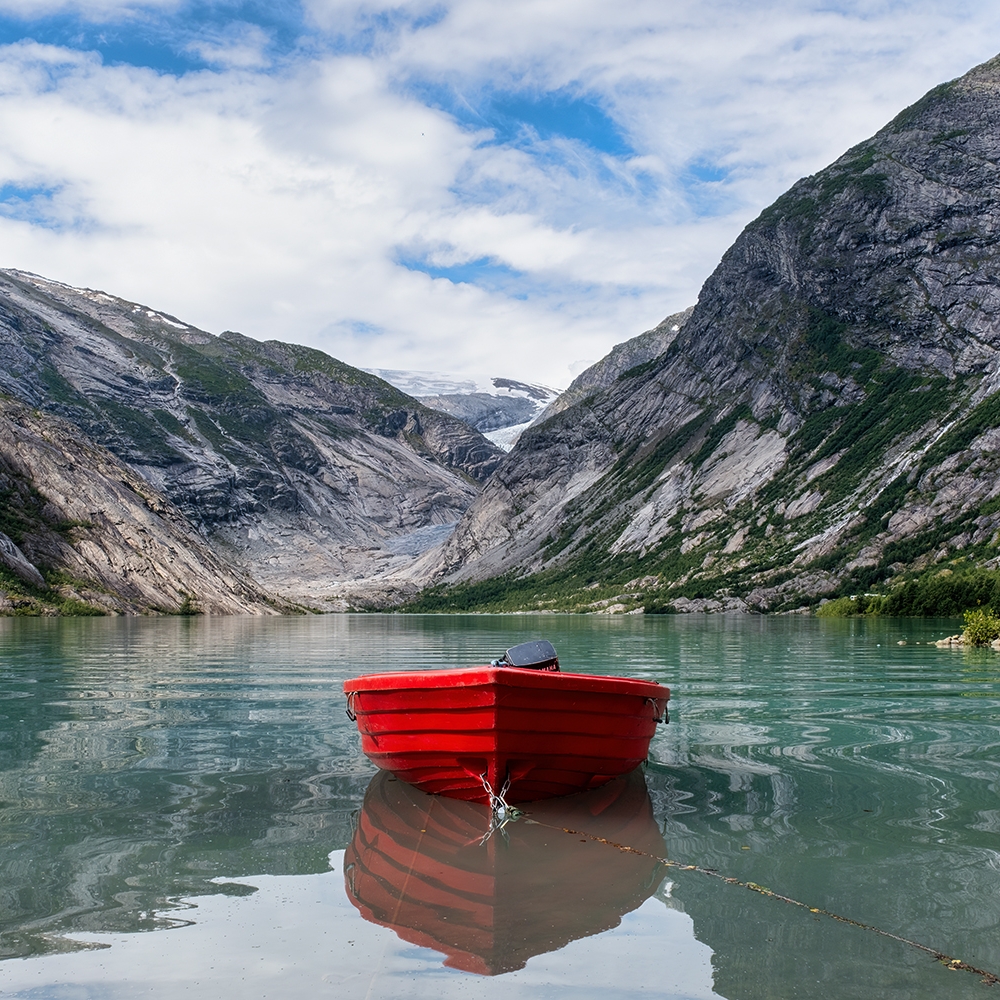 Een meertje met uitzicht op de Nigardsbreen, Jostedal, Noorwegen.