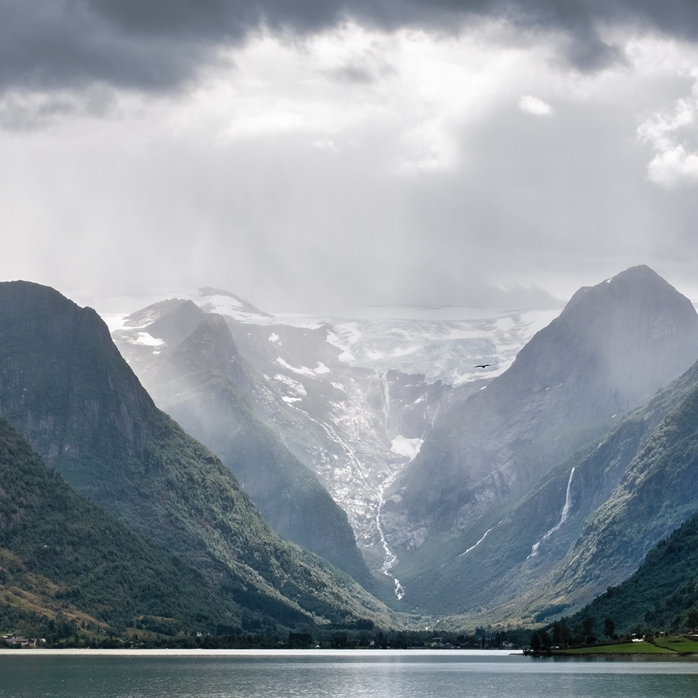 Prachtig licht op de Birksdalbreen, Noorwegen.