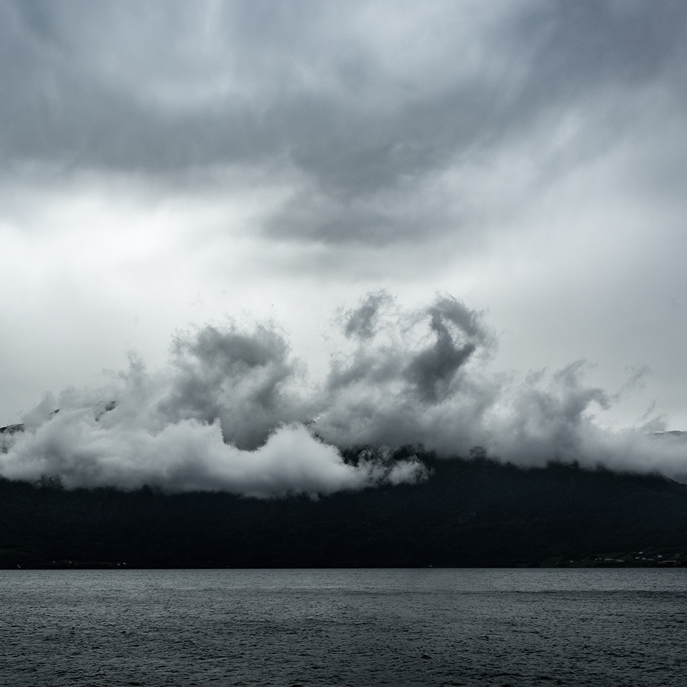 Stormachtig weer op de Sognefjord, Noorwegen.