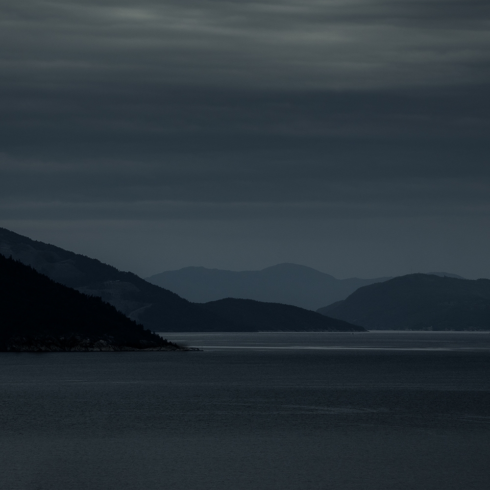 Silhouetten in de Hardangerfjord in Noorwegen.